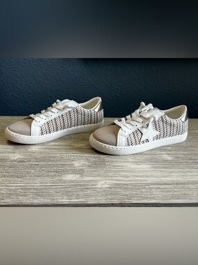 LIKE NEW!!! Vintage Havana White, Beige and Metallic Star Sneakers